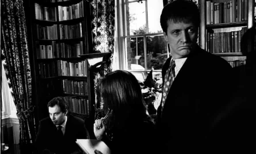 Alastair Campbell ، دبیر مطبوعاتی رهبر حزب کارگر تونی بلر ، با مصاحبه تونی بلر ، 1998 ، از سیاست های سیاسی جلوگیری می کند.