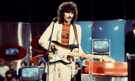 DiscoDISCO / GEORGE HARRISON singt My Sweet Lord in der ZDF-Musiksendung Disco, 19. August 1972. George Harrison, performance, ZDF Music Show: Disco, 1972. (Photo by Arthur Grimm/United Archives via Getty Images)