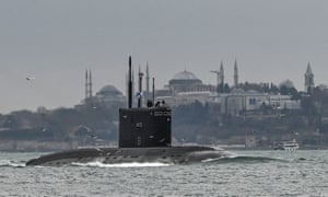 Le sous-marin de la marine russe traverse le détroit du Bosphore en direction de la mer Noire après la ville d'Istanbul