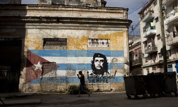 صورة تشي غيفارا وشعار "دائما نحو النصر!  في هافانا، كوبا.