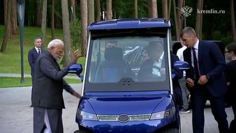 Vladimir Putin lleva a Narendra Modi a dar un paseo y le muestra sus caballos – vídeo
