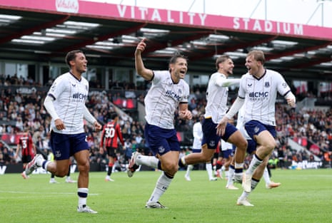 Everton's James Tarkowski celebrates scoring their first goal with Brennan Johnson and Jarrad Branthwaite.