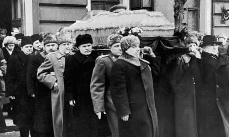 Secret police head Lavrenti Beria (far right) carries Stalin’s coffin.