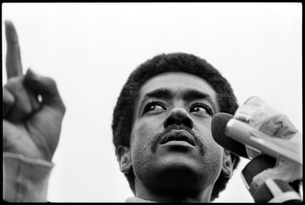 Le président du Black Panther Party, Bobby Seale, prend la parole à Oakland, en août 1968.