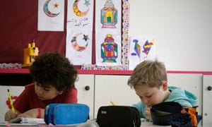 Estudiantes de 1er grado durante una clase en la Escuela Bilingüe Mano a Mano en Jerusalén.