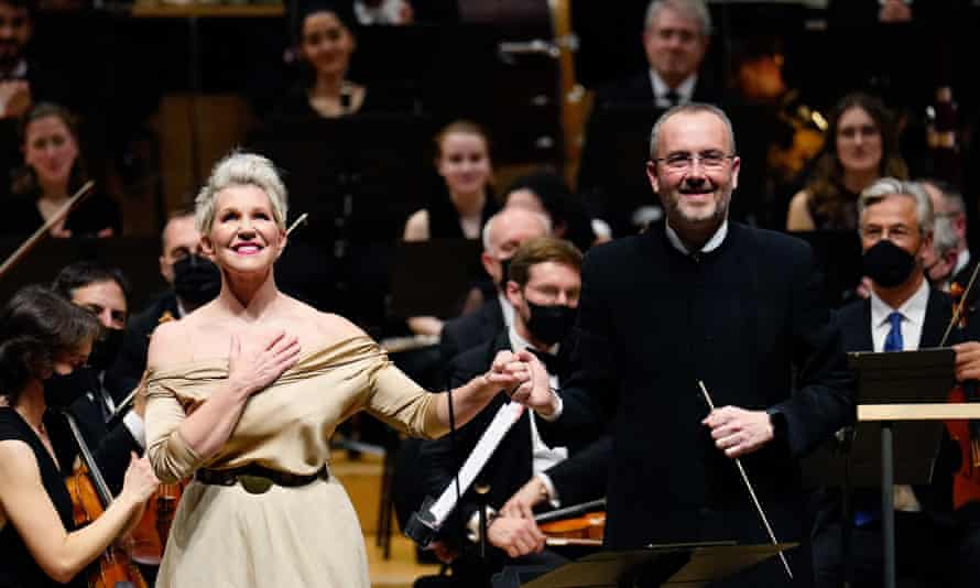 Joyce'as DiDonato ir dirigentas Pedro Pardo scenoje Barselonoje koncerte už taiką Ukrainoje.