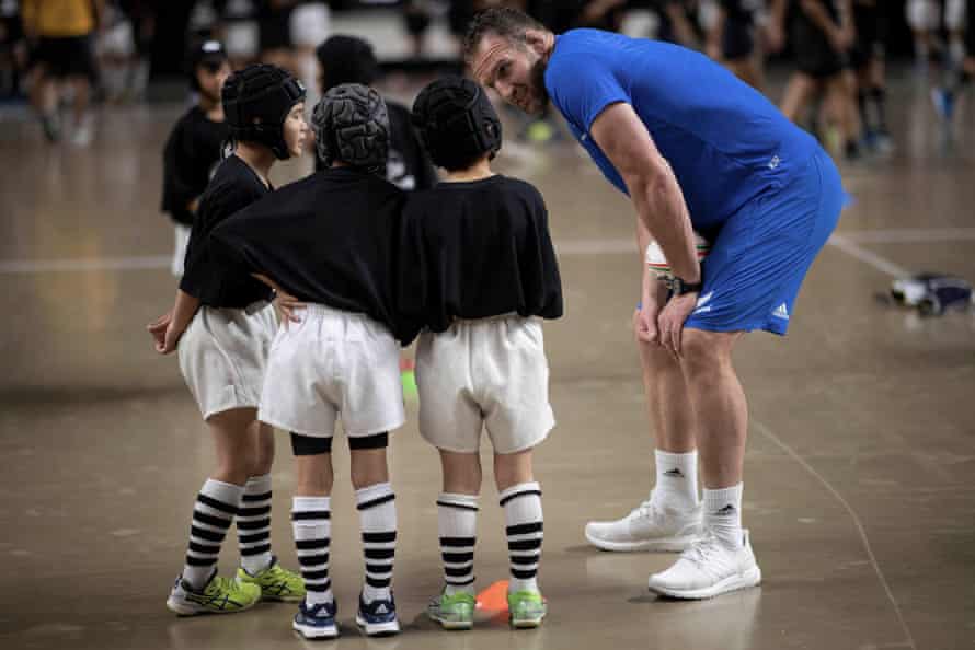 New Zealand captain Kieran Read talks to children at a fan event in Beppu.