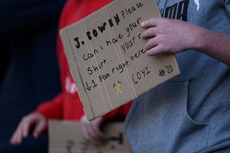 A (presumably) young West Ham fan holds a quite frankly pathetically designed and difficult to read cardboard sign requesting Jarrod Bowen’s shirt.