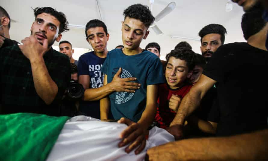 أعرب أقارب الطفل الفلسطيني عمر حسن أبو النيل ، 12 عاما ، عن تعازيهم في جثمانه الذي كان مخفيا تحت العلم الفلسطيني.