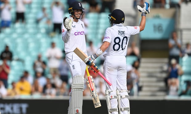 Zak Crawley (à gauche) et Ollie Pope célèbrent les points gagnants lors du troisième test contre l'Afrique du Sud 