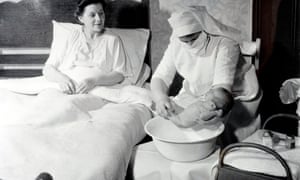 Las nuevas madres recibieron visitas domiciliarias de enfermeras después de la fundación del NHS en 1948.
