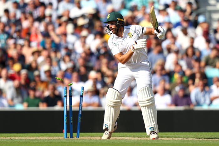 Mulder is clean bowled by Robinson.