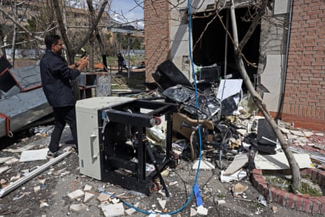 4 अप्रैल, 2026 को तेहरान में एक व्यक्ति हड़ताल के बाद शहीद बेहिश्ती विश्वविद्यालय की क्षतिग्रस्त इमारत के मलबे के बीच नष्ट हुए अध्ययन उपकरणों की तस्वीरें लेता है।