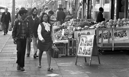 Migrantes asiáticos no sul de Londres na década de 1970, conforme explorado em Three Pounds in My Pocket da BBC.