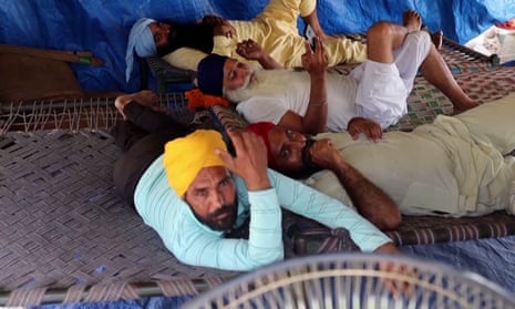 Protesting Indian farmers endure severe heatwave – video