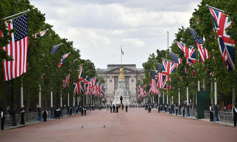 UK and US flags line the Mall. 