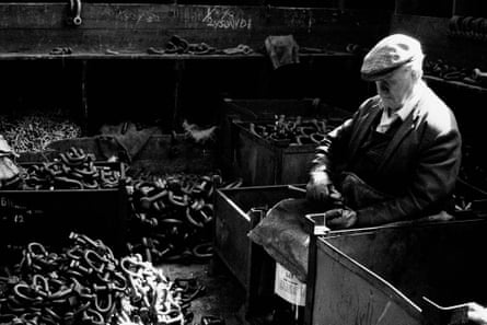 Phineas Parsons, a shackle fitter-upper at Barzillai Hingley Chainmaking in Cradley Heath, West Midlands, 1977.