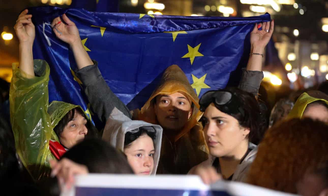 Miles de personas protestan contra el proyecto de ley de 'influencia extranjera' en Georgia.