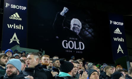 Les supporters rendent hommage à feu David Gold avant le match entre Leeds et West Ham à Elland Road mercredi soir