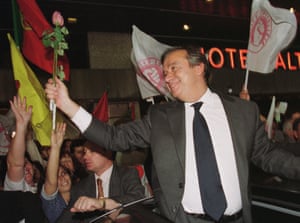António Guterres accepts roses from a supporter in Lisbon