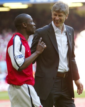 Lauren celebra con Arsène Wenger después de vencer al Chelsea en la final de la Copa FA 2002.