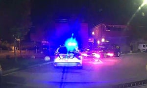 火箭在托特纳姆的一辆警车旁边爆炸。