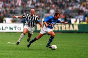 Vialli chases down former Juve teammate David Platt in a Serie A clash with Sampdoria in 1994