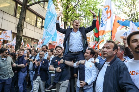 The president of the Social Democratic Party (PSD), Luís Montenegro, during a street action as part of the campaign for the legislative elections, in Porto, Portugal.