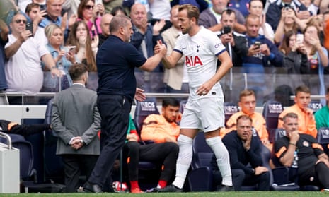 Ange Postecoglou shakes hands with Harry Kane during a pre-season friendly on 6 August 2023