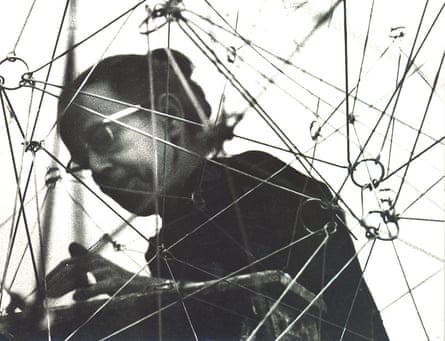 Gego in 1969 installing Reticulárea at the Museo de Bellas Artes, Caracas