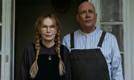 Mia Farrow and Terry Kinney in The Watcher.