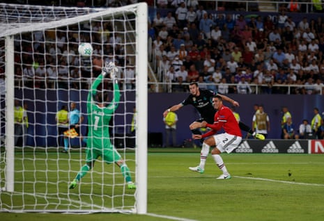 Gareth Bale’s shot smacks the crossbar.