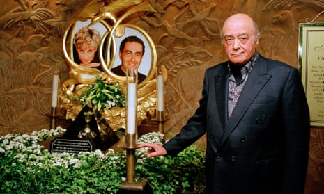 Mohamed Al Fayed a Diana és Dodi emlékmű mellett
