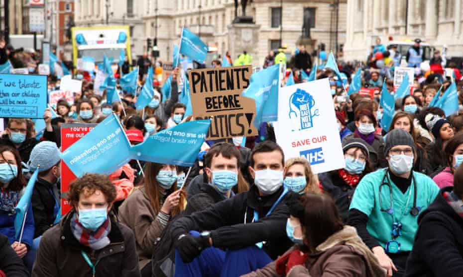 Thousands of junior doctors marched on to Whitehall and staged a sit-in outside the gates of Downing Street on Saturday.