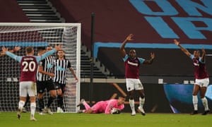 West Ham players all appeal for a handball.