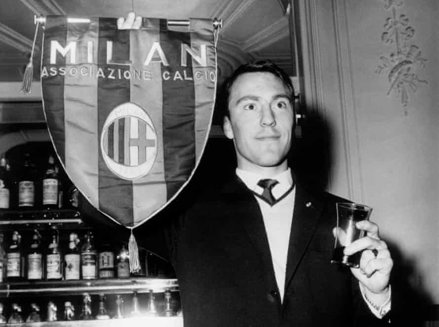 Jimmy Greaves tient un fanion milanais lors d'une visite au club en 1961 avant son transfert.