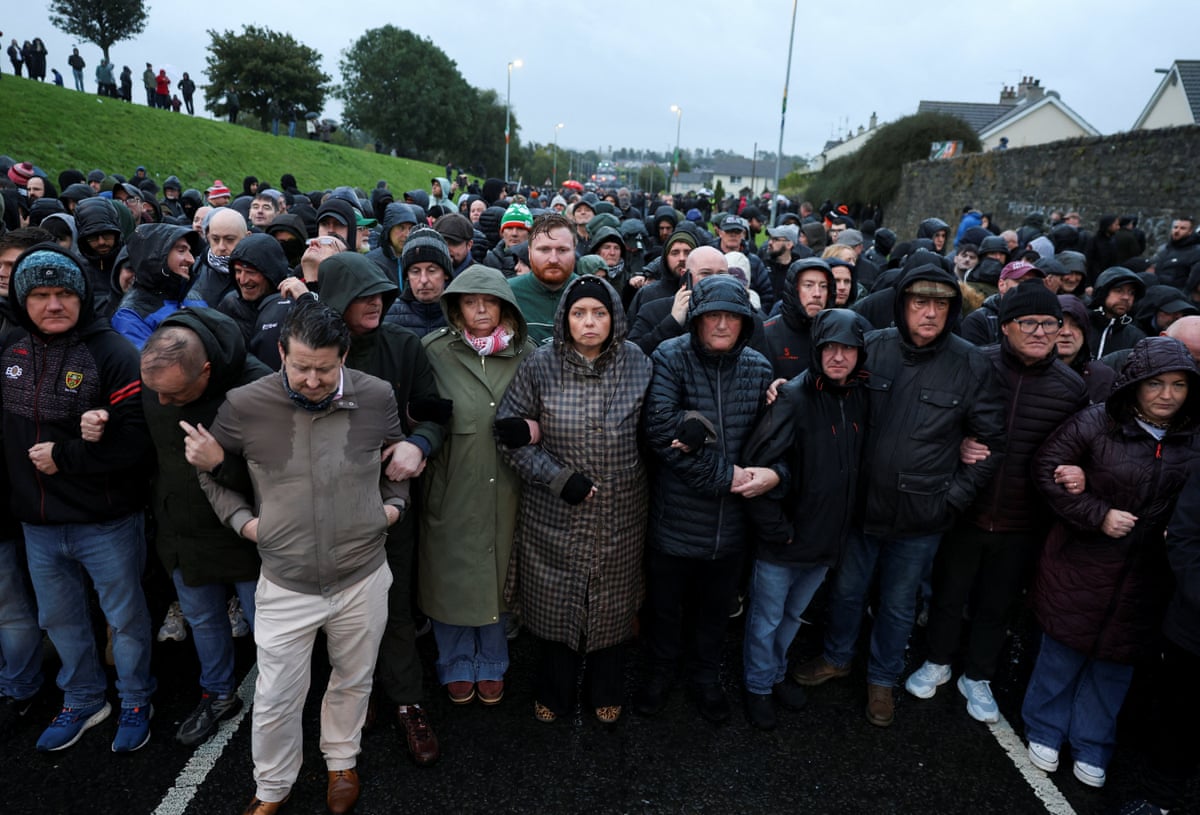 People block Garvaghy road, a Catholic enclave in the largely Protestant town of Portadown, on the day members of the Protestant Orange Order are expected to march through the area as they take part in the annual Drumcree parade, Northern Ireland, September 27, 2026. /Cathal McNaughton