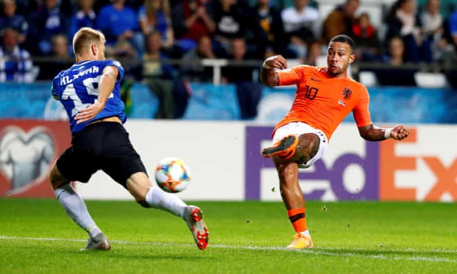 Netherlands’ Memphis Depay scores the third in Estonia.