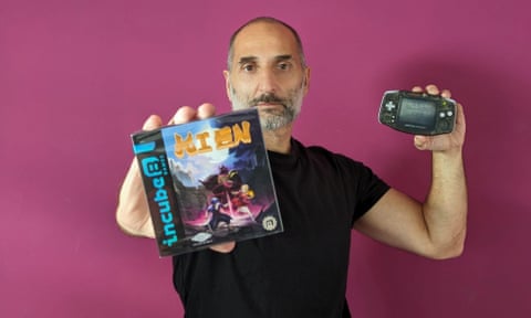 22 Anos Depois: 'Kien' é Finalmente Lançado para Game Boy Advance 1 Último homem de pé… Fabio Belsanti, desenvolvedor de jogos, segurando uma cópia do jogo e um Game Boy Advance.