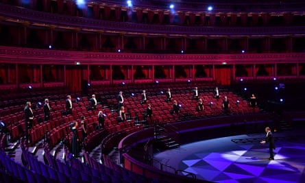 Nicholas Chalmers dirige les BBC Singers lors de la première nuit des Proms 2020 au Royal Albert Hall de Londres.