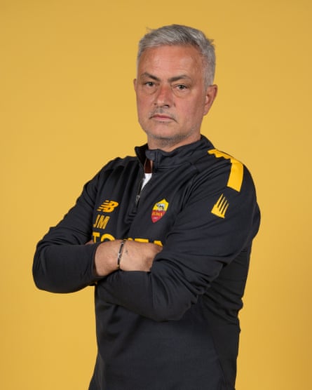 José Mourinho berpose untuk potret resmi UEFA.