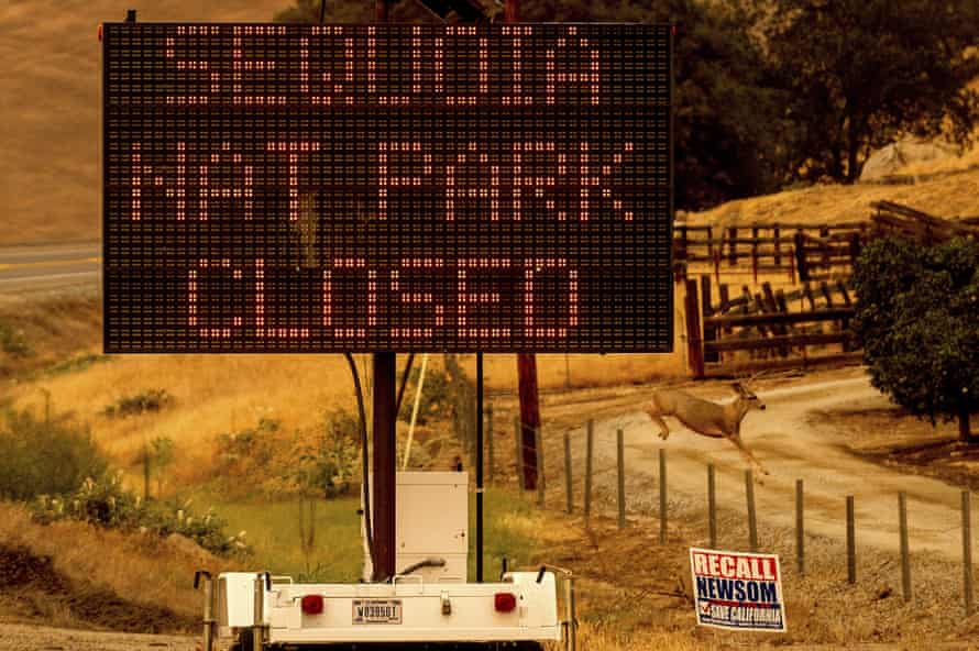Ein Schild kündigt die Schließung des Sequoia-Nationalparks an, da der KNP-Komplex brennt.