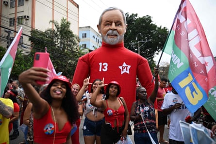 Supporters of the Brazilian former President (2003-2010) and presidential candidate for the leftist Workers Party (PT), Luiz Inacio Lula da Silva (R), attend a rally at the Complexo do Alemao favela in Rio de Janeiro