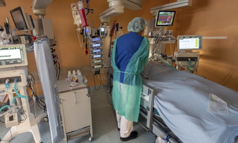Doctor treats Covid patient in a Munich hospital