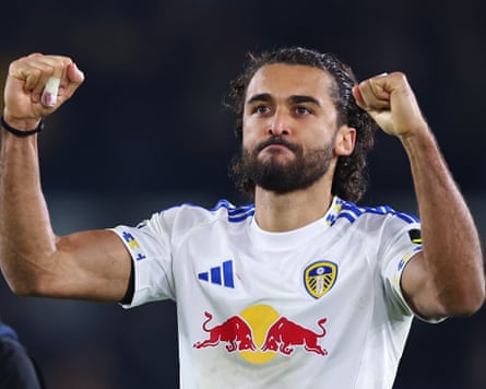 Доминик Калверт-Левин из Лидса слави