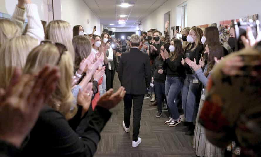 Akhir pertunjukan Ellen meninggalkan lubang di barisan hari itu.