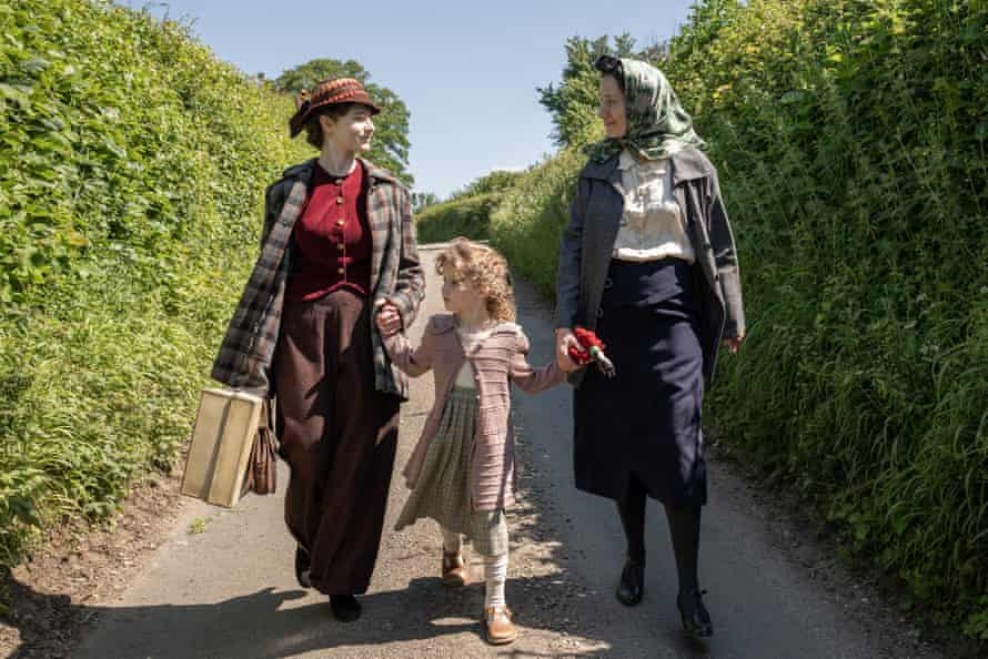 Thomasin McKenzie and Evie Templeton in Life After Life