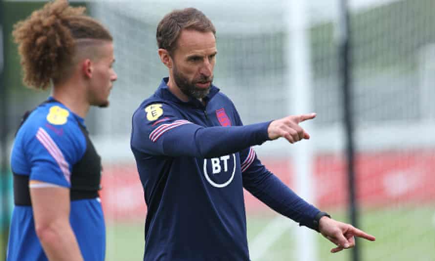 Gareth Southgate gives some advice to Kalvin Phillips during a training session