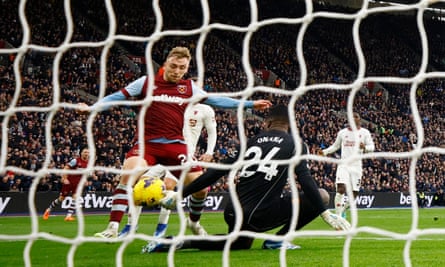Jarrod Bowen bundles the ball past the Manchester United goalkeeper André Onana to give West Ham the lead
