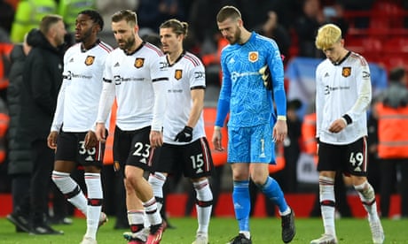 Los jugadores del Manchester United lucen abatidos tras su derrota